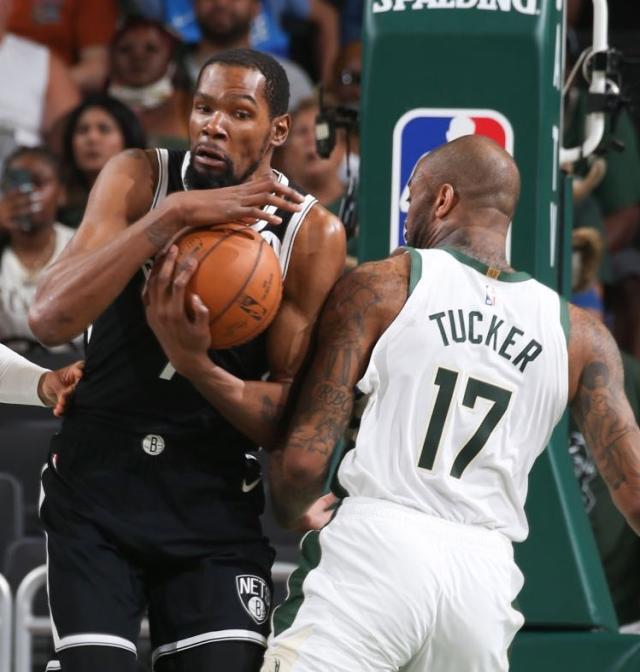 世界杯下注-全明星裁判阵容吹出离奇比赛 篮球场变身八角笼？